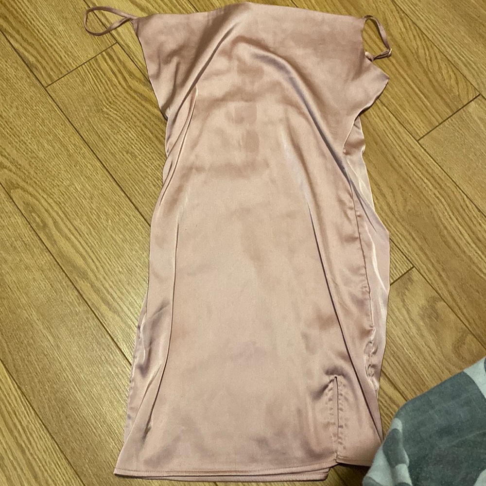 I am selling a pink dress